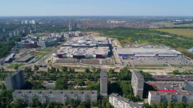 Alışveriş merkezi Respublika. Ukrayna. Kyiv. 11 Ağustos 2021. Modern hava manzaralı Respublika sitesi. İnsansız hava aracı şehir manzarasını vurdu. Konut inşaatı. Ukrayna 'nın başkenti