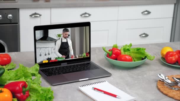 Laptop Computer Man Food Blogger Tells Teaches Housewife Students Slices — Vídeo de Stock