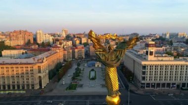 Bağımsızlık Meydanı. Ukrayna. Kyiv. 12 Eylül 2021. Sabahın erken saatlerinde, Meydan Nezalezhnosti 'de insansız hava görüntüsü Independence Anıtı. Altın gibi güzel Ukraynalı kadın heykeli