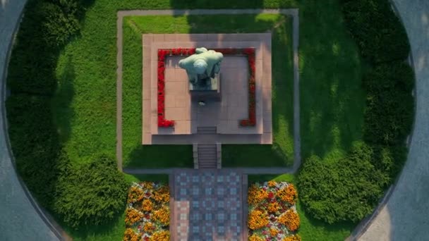 Das Denkmal Des Schriftstellers Taras Grigorowitsch Schewtschenko Park Einem Sonnigen — Stockvideo