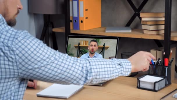 Man Business Coach Laptop Computer Screen Greets Tells Teaches Business — Video Stock