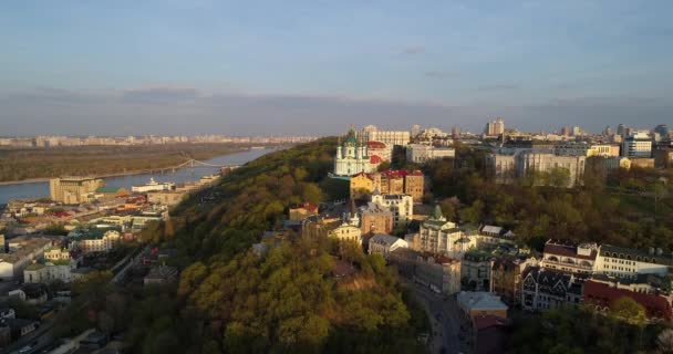 Légi Kilátás Kyiv Andrews Templom Gyönyörű Naplementekor Drón Repül Régi — Stock videók
