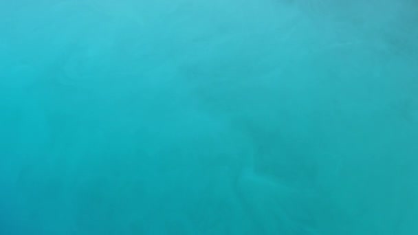 ターコイズブルーのインクアクリル塗料は 水中で静かに渦巻く 水に混合します 水族館の塗料の色アクリル雲 スローモーションアブストラクト煙爆発アニメーション 美しい芸術的背景 — ストック動画
