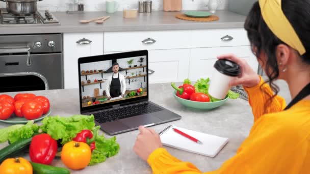 Man Chef Food Blogger Computer Screen Greets Tells Recipe Dish — Vídeo de Stock