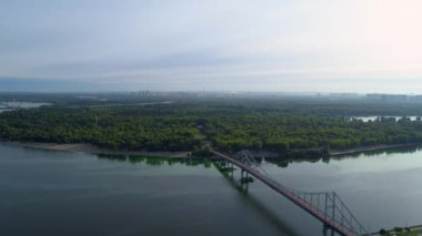 Hava aracı görüntüsü Kyiv Truchaniv adası, yaya köprüsü ve güzel güneşli bir bahar gününde Dinyeper nehri. Ukrayna 'nın başkenti