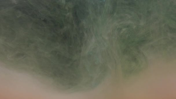 粉色和黄色油墨的丙烯酸涂料混入水中 在水下轻轻旋转 水族馆漆成彩色的丙烯酸云彩 慢动作抽象烟雾爆炸动画 美丽的艺术背景 — 图库视频影像