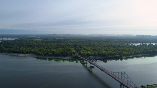 Drone Vista Aérea Kiev Truchaniv Isla Puente Peatonal Río Dniéper — Vídeos de Stock