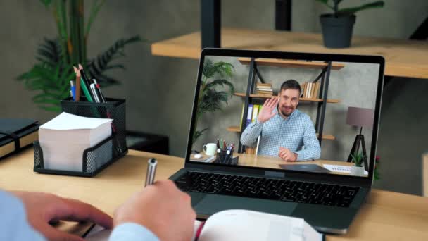 Leende Man Business Coach Datorskärm Sitter Vid Bordet Hälsar Prata — Stockvideo