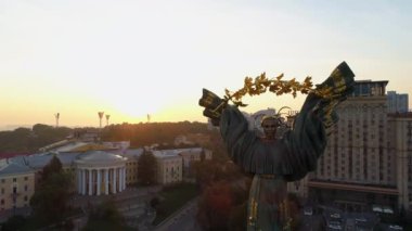 Bağımsızlık Meydanı. Ukrayna. Kyiv. 12 Eylül 2021. Sabahın erken saatlerinde, Meydan Nezalezhnosti 'de insansız hava görüntüsü Independence Anıtı. Altın gibi güzel Ukraynalı kadın heykeli