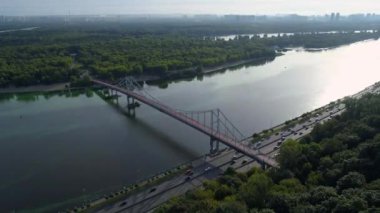 Hava aracı görüntüsü Kyiv yaya köprüsü, Truchaniv adası ve Dinyeper nehri güneşli bir bahar gününde. Ukrayna 'nın başkenti