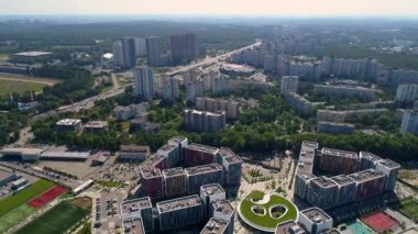 Kyiv 'in hava manzarası. İnsansız hava aracı Respublika 'nın modern binasını vurdu. Konut inşaatı. Ukrayna 'nın başkenti