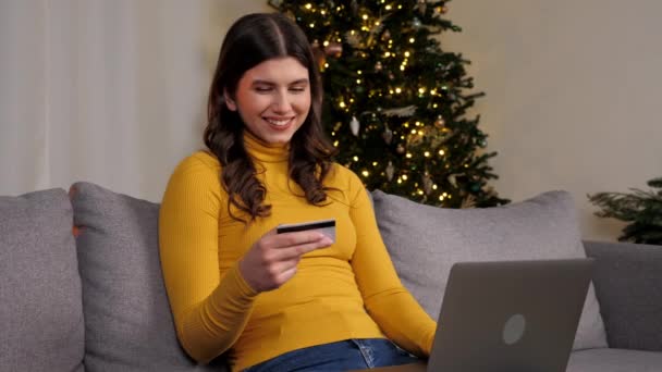 Femme Entre Code Carte Crédit Pour Payer Les Cadeaux Nouvel — Video