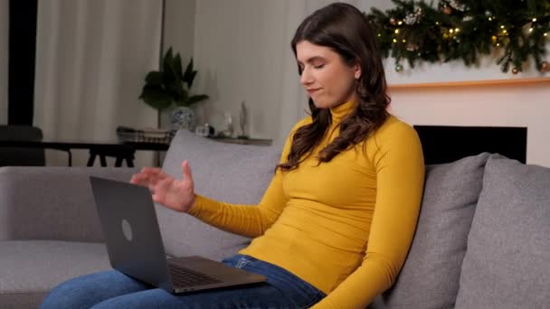 Angry Businesswoman Looks Laptop Screen Display Upset Problem Gifts New — Wideo stockowe