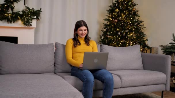 Sorridente Giovane Donna Utilizza Laptop Chat Online Con Migliori Amici — Video Stock