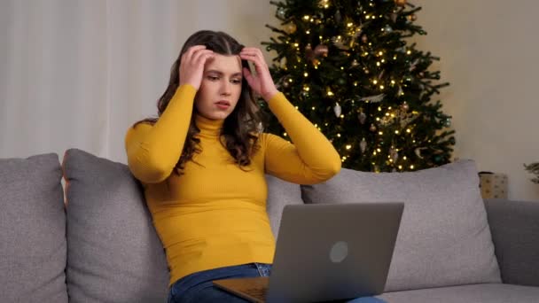 Shocked Businesswoman Looks Laptop Screen Display Worried Problem Background Christmas — Vídeos de Stock