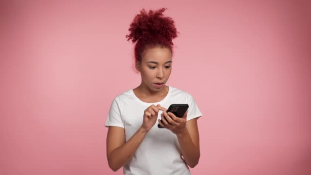 African American Shocked Woman Red Hair Using Smartphone Typing Browsing — Stockvideo