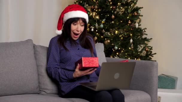 Vrouw Kerstman Hoed Opent Rode Geschenkdoos Verrast Geschokt Vrouwelijke Viering — Stockvideo