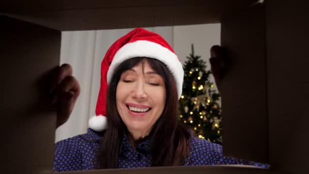 View Carton Box Smiling Happy Woman Santa Claus Hat Opens — Stockvideo