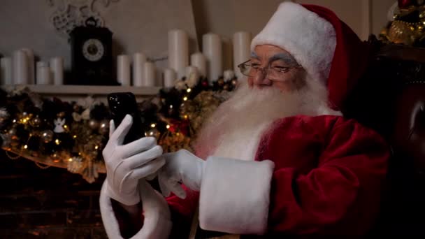 Κοντινό Πλάνο Σύγχρονο Χαμόγελο Santa Claus Λειτουργεί Smartphone Αγοράζει Δώρα — Αρχείο Βίντεο
