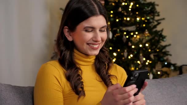 Närbild Leende Kvinna Köper Nyårspresenter Internet Med Hjälp Smartphone Bakgrund — Stockvideo