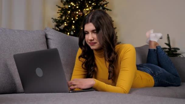 Usmívající Mladá Žena Používá Notebook Line Chatování Nejlepšími Přáteli Pozadí — Stock video
