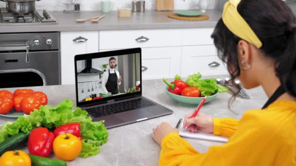 Woman Home Kitchen Study Remote Culinary Lesson Listen Chef Teacher — Stockvideo