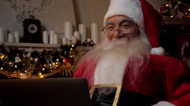 Close Modern Smiling Santa Claus Saluda Los Niños Línea Webcam — Vídeos de Stock