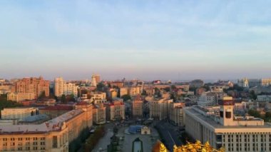 Bağımsızlık Meydanı. Ukrayna. Kyiv. 12 Eylül 2021. Sabahın erken saatlerinde, Meydan Nezalezhnosti 'de insansız hava görüntüsü Independence Anıtı. Altın gibi güzel Ukraynalı kadın heykeli