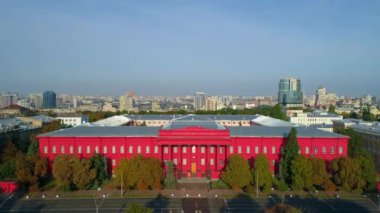 Güneşli bir bahar gününde Taras Shevchenko 'daki Kyiv Ulusal Üniversitesi' nin hava manzaralı binası. Drone kırmızı bina cephesini vurdu. Ukrayna 'nın başkenti