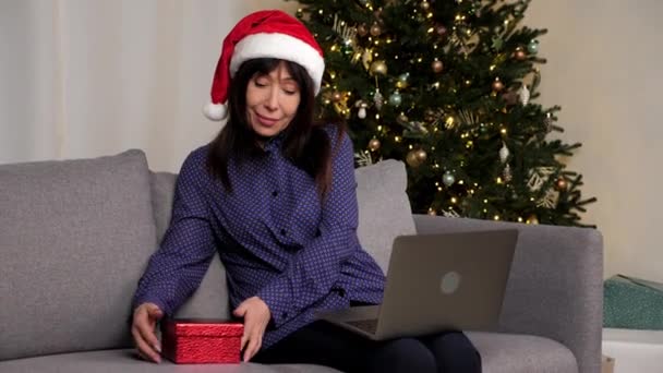 Aged Woman Santa Claus Hat Celebration Christmas Holidays Online Video — Stok video