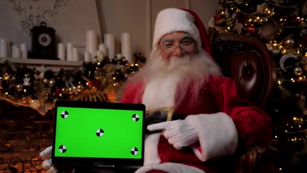 Sorrindo Moderno Papai Noel Aponta Dedo Para Marcadores Tela Verde — Vídeo de Stock