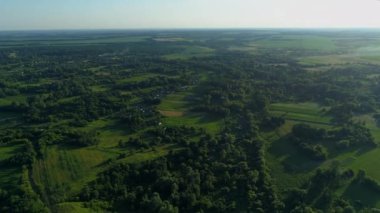 Yazın hava manzarası çok güzel. Güneşli bir günde hava aracı sahada uçuyor. Drone doğayı, ormanı ve köyü vurdu.