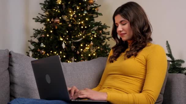 Mosolygó Fiatal Használja Laptop Online Csevegés Legjobb Barátok Háttér Karácsonyfa — Stock videók
