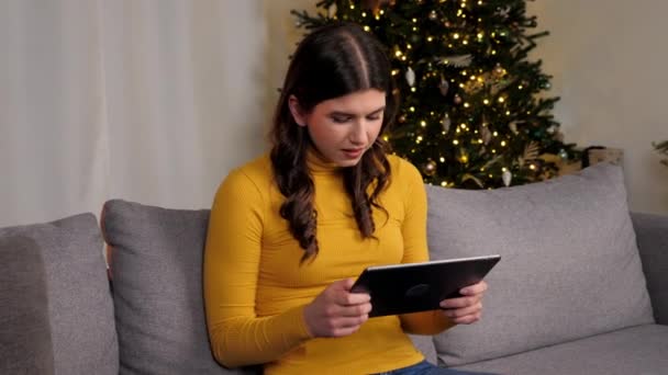 Όμορφη Γυναίκα Gamer Παίζουν Online Παιχνίδι Στο Tablet Στο Φόντο — Αρχείο Βίντεο