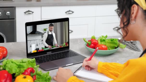 Narablog Makanan Layar Komputer Mengajarkan Ibu Rumah Tangga Panggilan Video — Stok Video