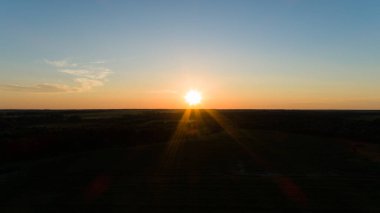 Hava manzaralı gün batımı ya da tarlada gün doğumu. İnsansız hava aracı güzel bir yaz akşamı ya da sabah güneşini ormanda çeker.