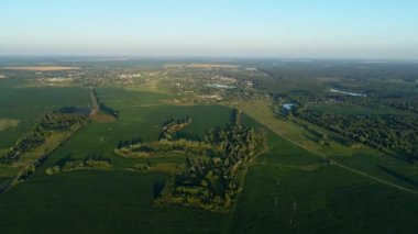 Yazın hava manzarası çok güzel. Güneşli bir günde mısır tarlasında uçan insansız hava aracı. Drone doğayı, ormanı ve köyü vurdu.