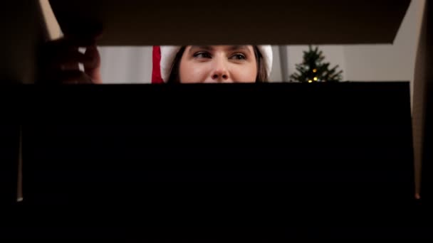 Widok Pudełka Kartonowego Pozytywna Kobieta Kapeluszu Świętego Mikołaja Otwiera Pudełko — Wideo stockowe