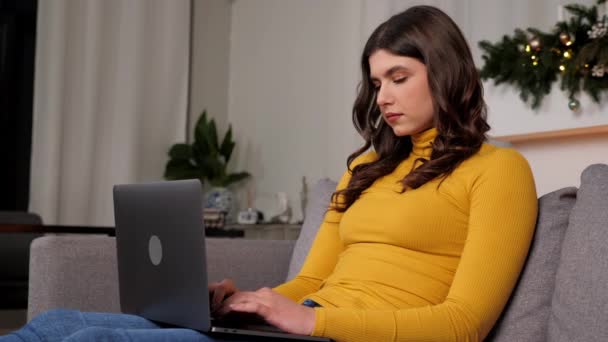 Koncentreret Forretningskvinde Bruger Laptop Online Chatter Med Top Manager Selskab – Stock-video