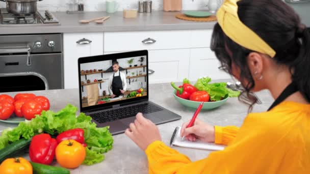 Женщина Кухне Исследование Онлайн Видео Вызова Веб Камера Чат Ноутбук — стоковое видео