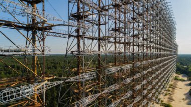 Güneşli bir günde Çernobil-2 yakınlarındaki DUGA radar istasyonunun hava görüntüsünü kapatın. İnsansız hava aracı yazın Çernobil sınırlama bölgesini vurdu. Radyasyon