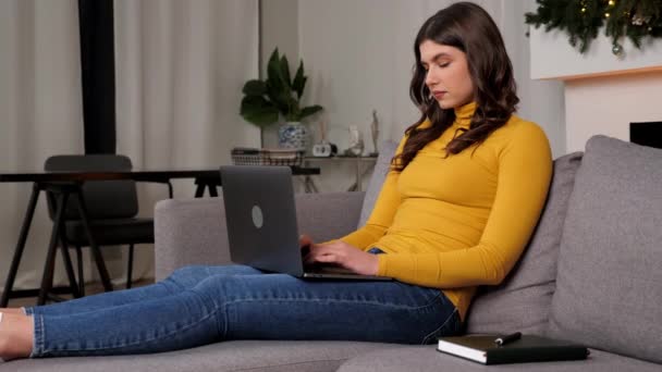 Mujer Negocios Concentrada Utiliza Ordenador Portátil Chat Línea Con Empresa — Vídeos de Stock