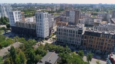 İnsansız hava aracı manzaralı modern bina. Güzel şehir. Konut inşaatı. Ukrayna 'nın başkenti Kyiv