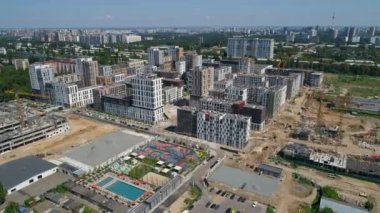 İnsansız hava aracı manzaralı modern bina yerleşim yeri. Güzel şehir. Konut inşaatı. Ukrayna 'nın başkenti Kyiv