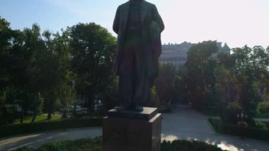 Yazar Taras Grigorovich Shevchenko 'nun güneşli bir bahar gününde parktaki İHA hava manzaralı heykeli. Taras Shevchenko 'daki Kyiv Ulusal Üniversitesi' nin inşası. Ukrayna 'nın başkenti