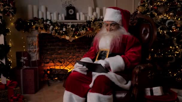 Papai Noel Moderno Trabalha Tablet Compra Presentes Natal Internet Para — Vídeo de Stock