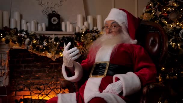 Nowoczesny Zszokowany Święty Mikołaj Patrzy Wyświetlacz Smartfona Zaskakuje Głową Aparatem — Wideo stockowe