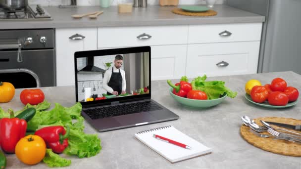 Laptop Computer Man Chef Food Blogger Slices Cucumber Tells Teaches — стоковое видео