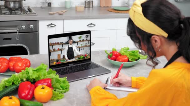 Frau Der Heimischen Küche Studie Beobachten Online Webinar Hören Lehrer — Stockvideo
