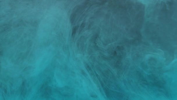 Tinta Azul Turquesa Pintura Acrílica Mezclada Agua Girando Suavemente Bajo — Vídeos de Stock